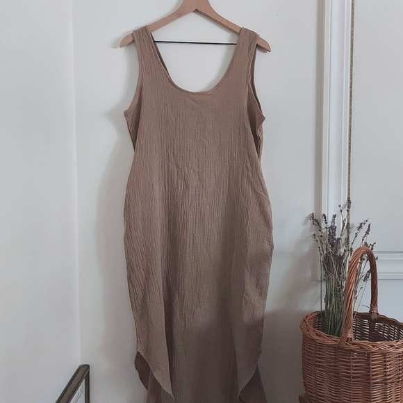 Aemi + Co Daisy Sleeveless Midi Dress with Pockets in Taupe - Picture 4 of 9
